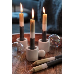 Kerzen in selbstgemachten Kerzenständern aus Ultrament Bastel Beton Weiß.