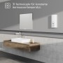 Stiebel Eltron Durchlauferhitzer DEL Plus im modernen Bad mit Waschbecken und Spiegel.
