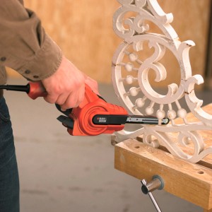 Black+Decker Powerfeile KA900E beim Schleifen eines Werkstücks.