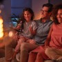 Philips Hue Filament Lampe E27 G93: Warmes Licht für gemütliche Abende mit der Familie.