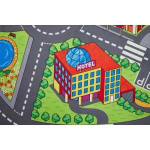 Andiamo Kinderteppich Spielstraße, 140x200 cm, Multicolor mit Hotel, See und Straßen.