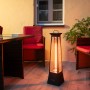Schwarzer Westmann Infrarot-Heizstrahler Volcano auf Terrasse mit Möbeln.