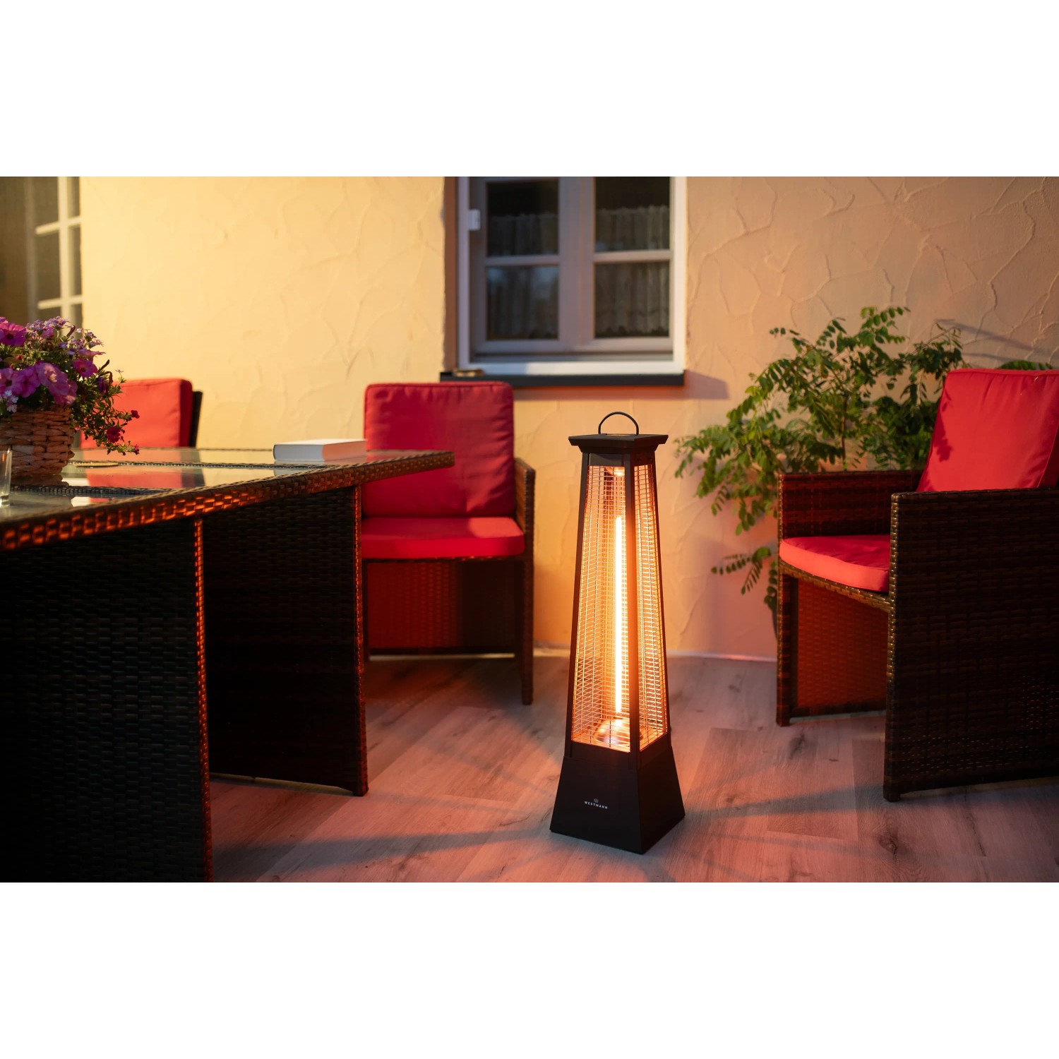 Schwarzer Westmann Infrarot-Heizstrahler Volcano auf Terrasse mit Möbeln.