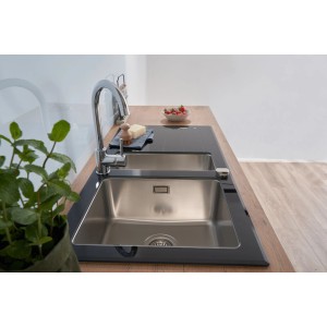 Respekta Glasspüle New York, 100x50 cm, Schwarz, mit zwei Becken und Armatur auf einer Holzarbeitsplatte.