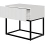 Selsey Veldio Nachttisch 50 cm, weiß mit Rillenfront, offener Schublade und schwarzem Metallgestell.