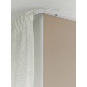 Gebogene, weiße Gardinia Flexline Vorhangschiene aus Kunststoff mit Vorhang an der Decke montiert.