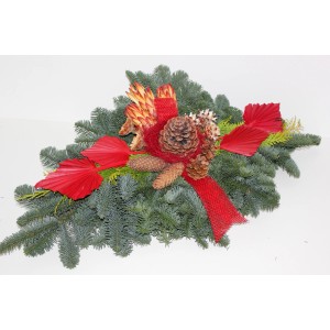 Grabstrauß Nobilis, ca. 90 cm, mit roter Schleife und Zapfen für Gedenktage.