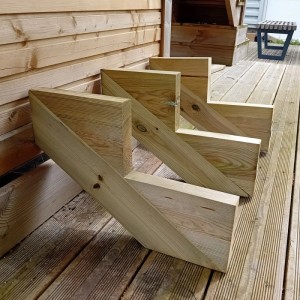 Drei robuste Treppenwangen aus KDI Holz für 2 Stufen, auf einer Holzterrasse. Zubehör für Gartentreppen, Höhe 34cm.