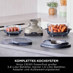 Ninja Glas-Heißluftfritteuse CRISPi 4-in-1 mit Behältern und Zubehör auf einer Küchentheke.