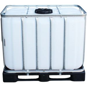 IBC Tank 600 l auf Kunststoffpalette, umgeben von Stahlrohrrahmen. Regentonnen für Garten.