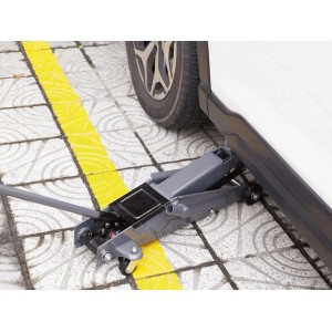 Grauer Rangierwagenheber RWH-2500 B 2,5 t unter einem Auto für Reparatur und Wartung.