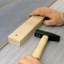 LUX Parkett- / Laminatverlege-Set Classic Holz im Einsatz mit Hammer und Schlagholz.
