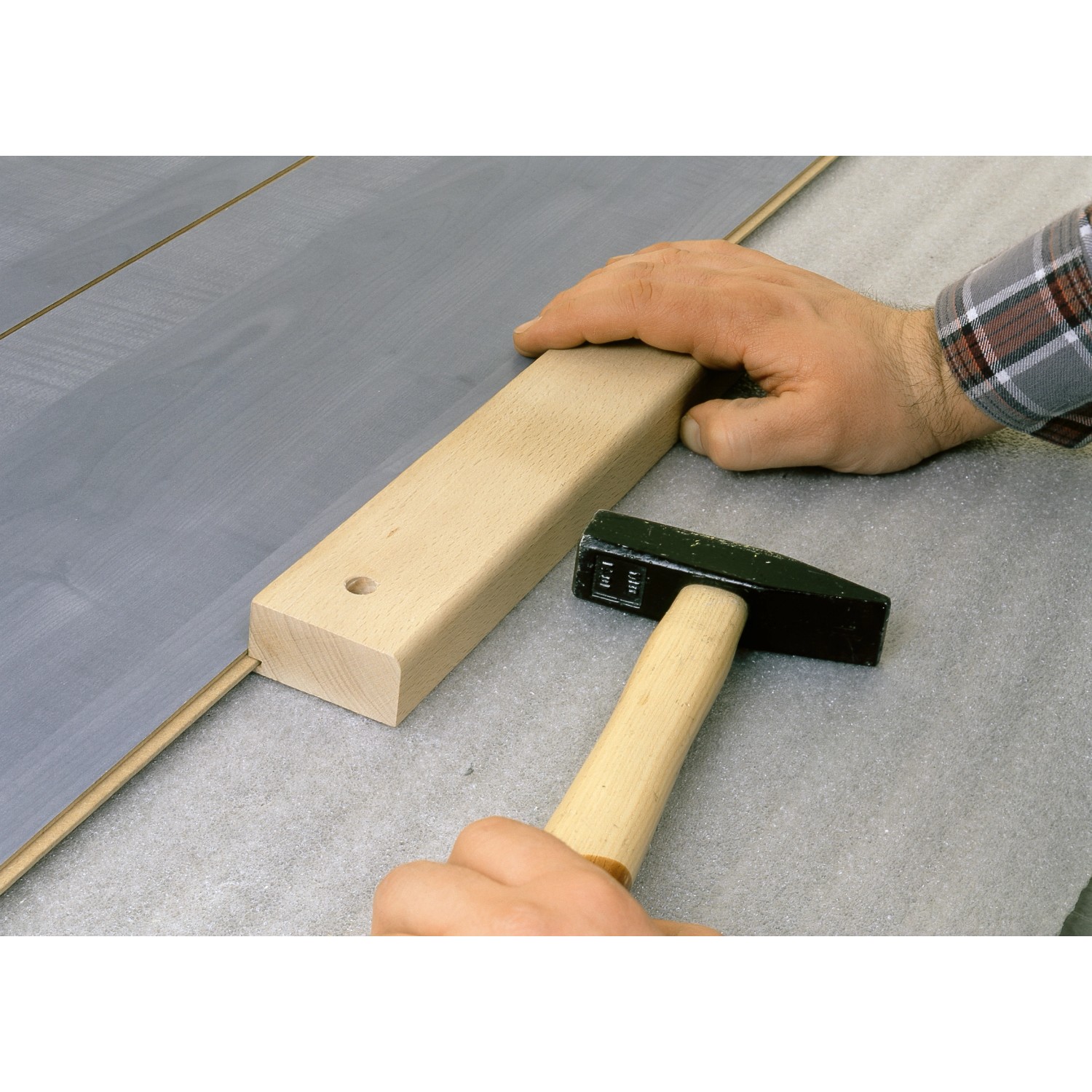 LUX Parkett- / Laminatverlege-Set Classic Holz im Einsatz mit Hammer und Schlagholz.