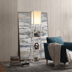 Weiße HOMCOM Stehleuchte aus Holz mit 3 Regalen, E27 Fassung, beleuchtet, im Wohnzimmer. Für Deko und Bücher.