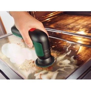 Bosch Universal Brush mit Küchen-Scheuerpad im Einsatz zur Reinigung eines Backofens.