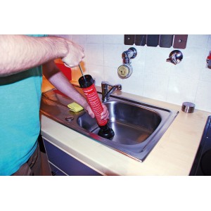 Rothenberger Industrial RoPump Pömpel im Einsatz am Waschbecken, rot/schwarz.