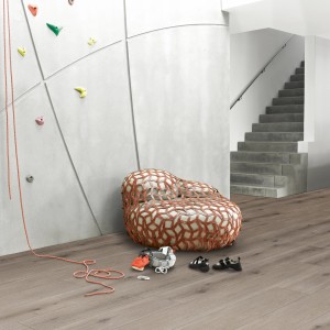 Parador Designboden Modular One Eiche Urban Grau gekälkt im modernen Wohnraum mit Kletterwand und Treppe.