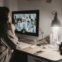 Frau im Homeoffice mit Ledvance Sun@Home Leuchtmittel für konzentriertes Arbeiten.