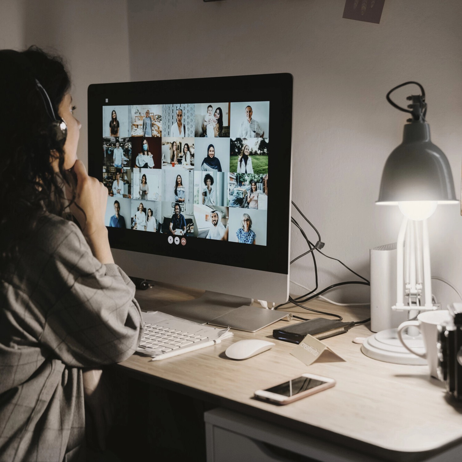 Frau im Homeoffice mit Ledvance Sun@Home Leuchtmittel für konzentriertes Arbeiten.