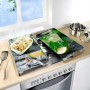 Wenko Herdabdeckplatten Mojito 2er Set auf Herd, mit Cocktail-Motiv und Speisen.