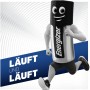 Energizer CR2 Lithium Fotobatterie, 2 Stück, als Comicfigur beim Laufen dargestellt.