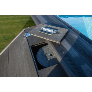Gre Technikraum für Avantgarde Pools, Composite-Bauweise, mit geöffnetem Deckel und Pool im Hintergrund.