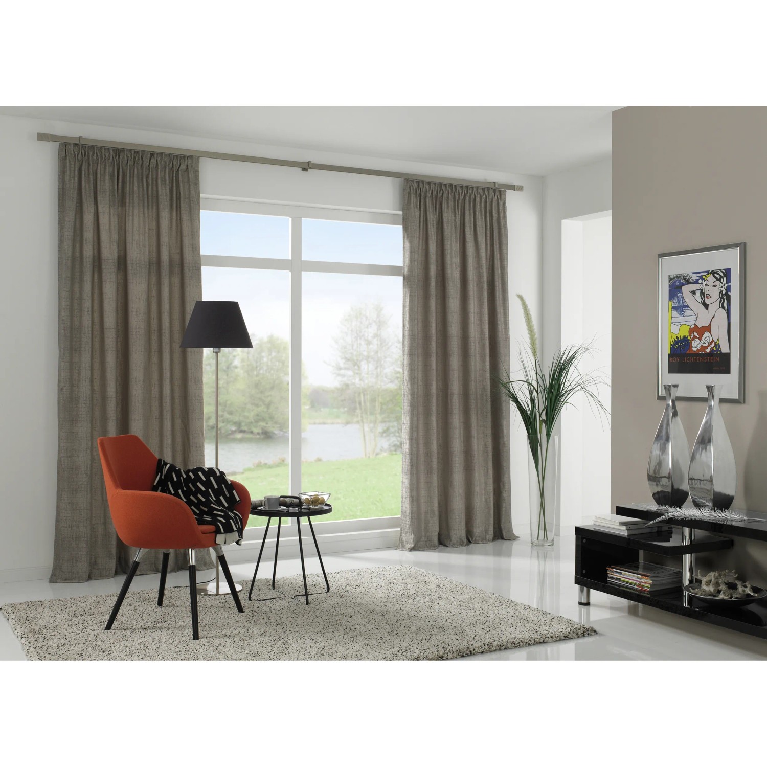 Gardinia Gardinenstange Luxor, Stahl-gebürstet, 160 cm, mit Vorhängen in Wohnraum-Szene.