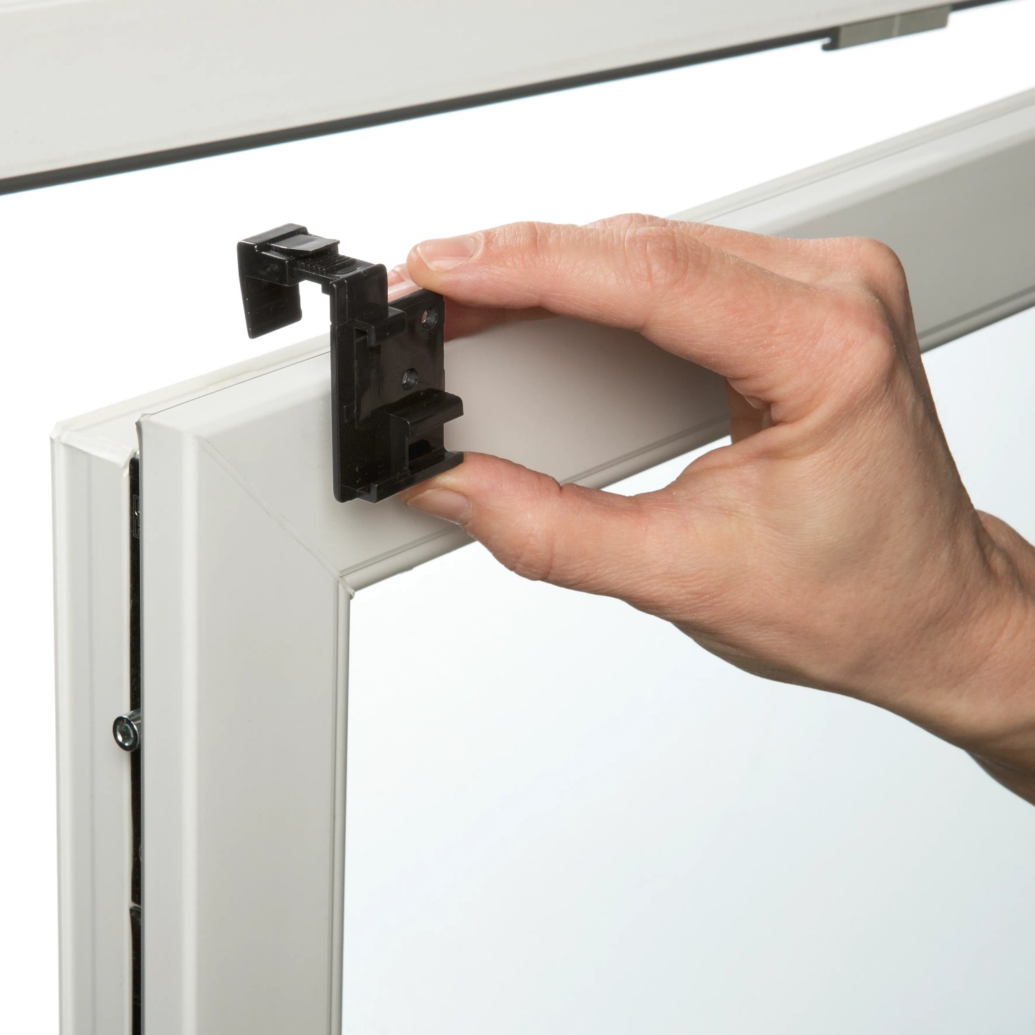 Montage des schwarzen Gardinia Thermo Rollos am Fensterrahmen mit Klemmträger.