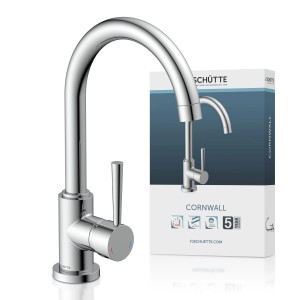 Verchromte Schütte Küchenarmatur Cornwall mit hohem Auslauf vor Produktverpackung.