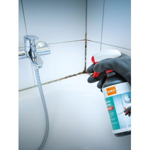 Anwendung von OBI Schimmel-Vernichter Aktivchlor im Bad zur Schimmelentfernung an Fliesenfugen.