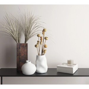 Dekorative weiße Vliestapete Farbenspiel als Wanddeko mit Vasen und Kerze.