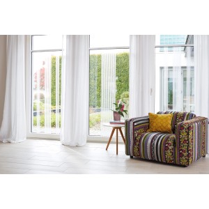 Wohnraum mit d-c-fix Static Windows Stripes Clarity als Sichtschutz an Fenstern.