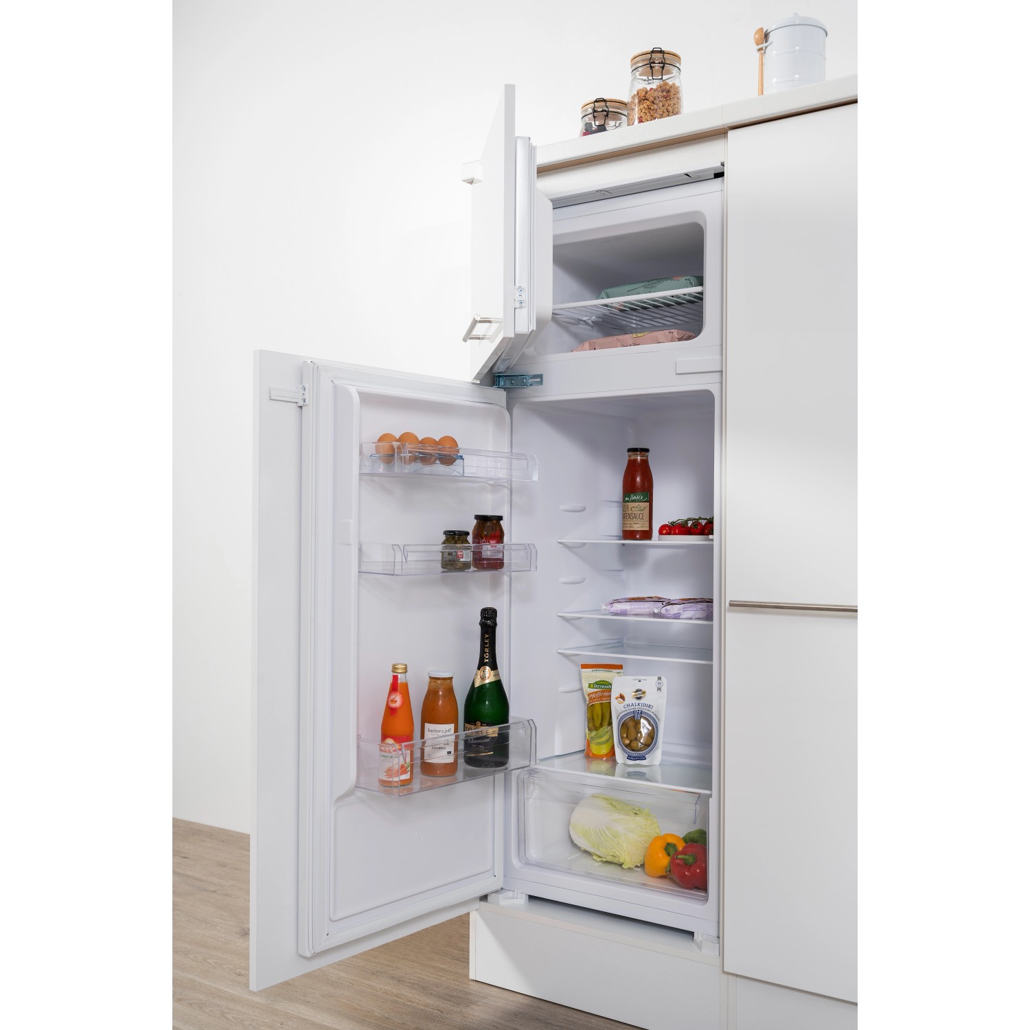 Geöffneter Kühlschrank der Respekta Premium Küchenzeile, gefüllt mit Lebensmitteln.