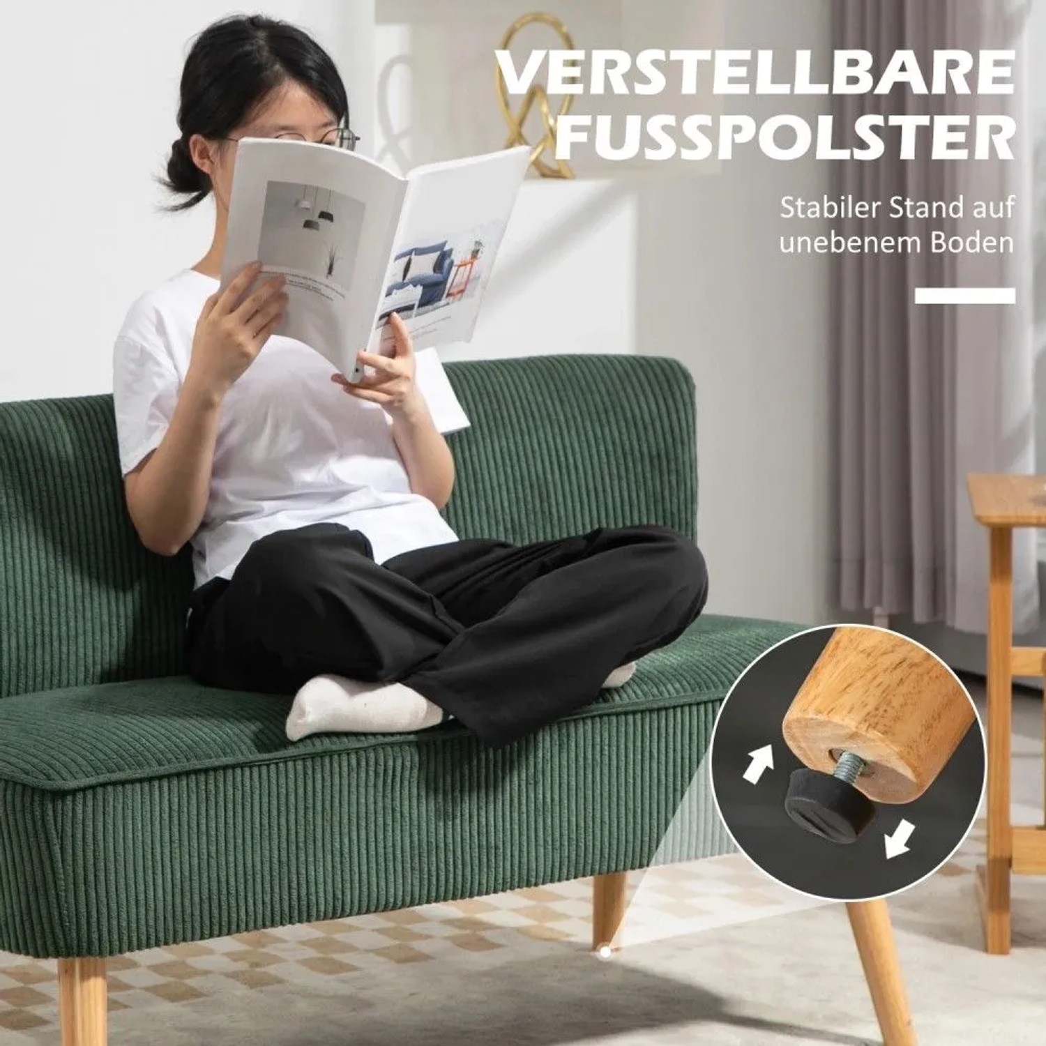 Grüne, gerippte 2-Sitzer Couch mit Holzbeinen und verstellbaren Füßen. Person liest auf modernem HOMCOM Sofa.