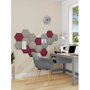 Wandkissen Quadrat 30x30 cm in Beere und Grau als Wandpaneel im Arbeitszimmer.