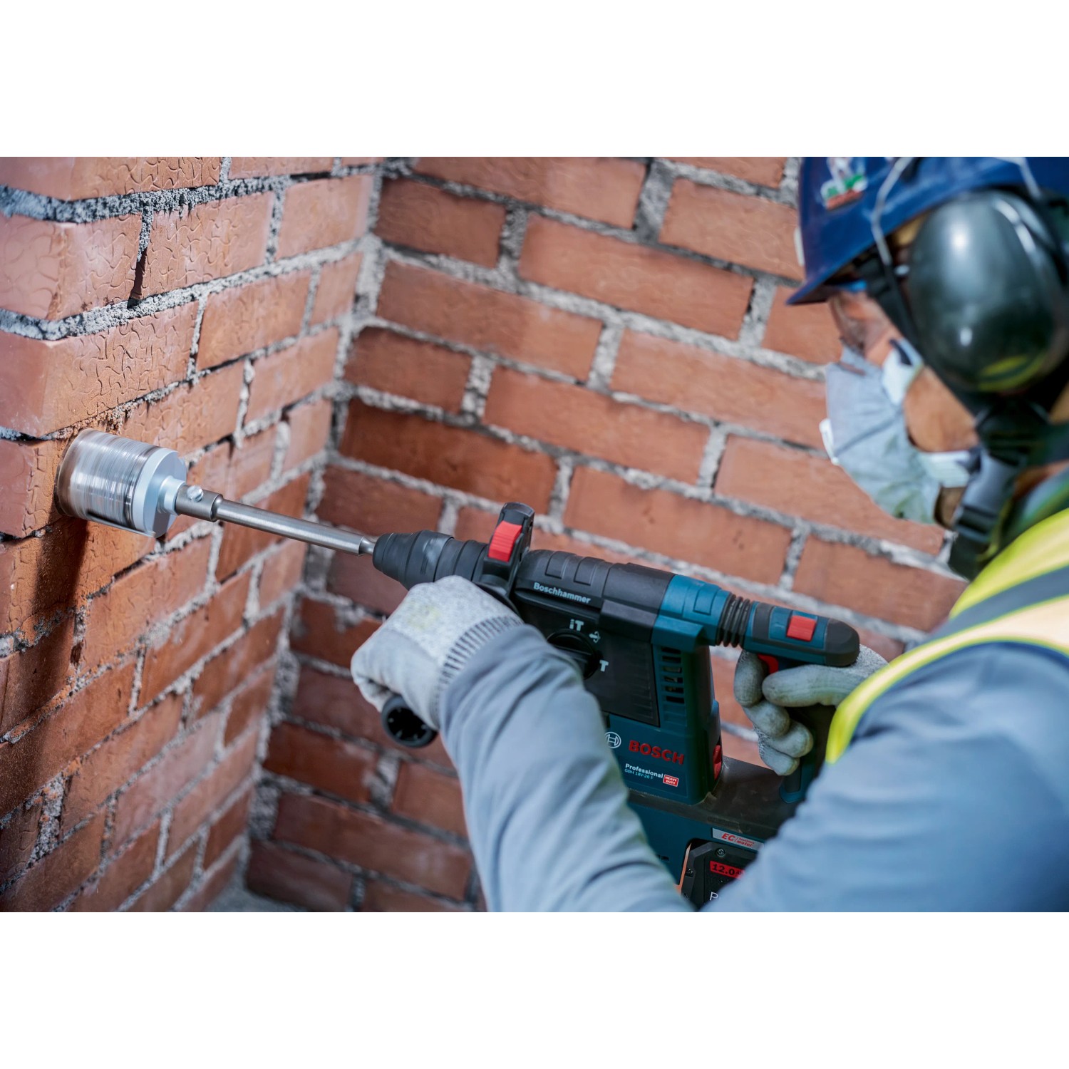 Bosch Diamant-Dosensenker (82mm) im Einsatz an einer Ziegelwand mit einem Bohrhammer.