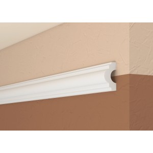 Weißes Decosa Flachprofil Michelle (1 m) als Zierleiste an Wand montiert.