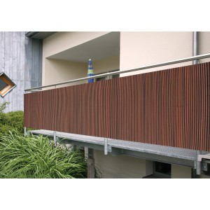 Braune Balkonverkleidung Comfort mit Struktur, 180x300 cm, als Sichtschutz am Balkongeländer.