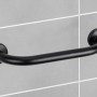Schwarzer Wenko Badewannengriff Basic aus Edelstahl, montiert an grauer Wand.