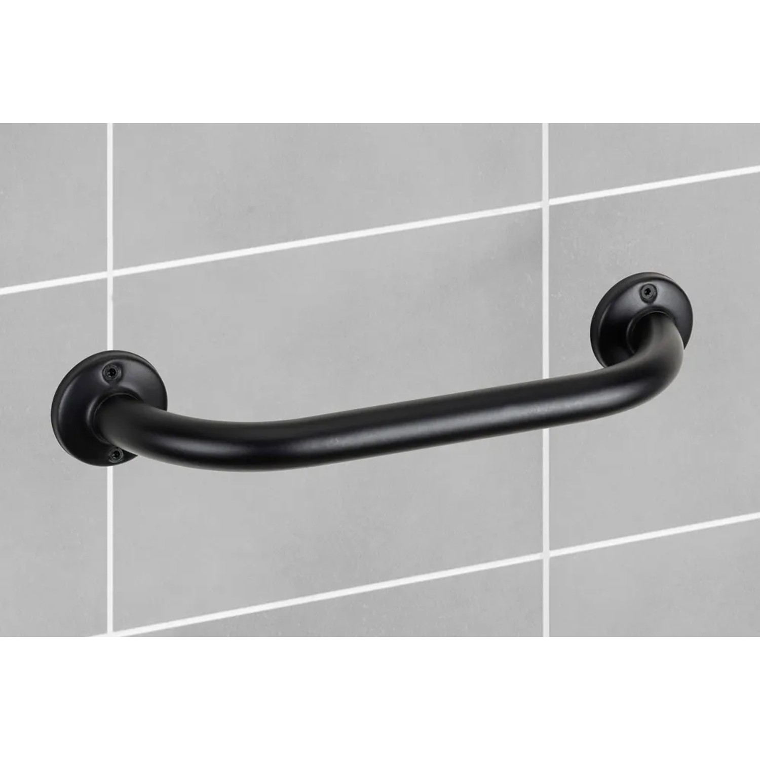 Schwarzer Wenko Badewannengriff Basic aus Edelstahl, montiert an grauer Wand.