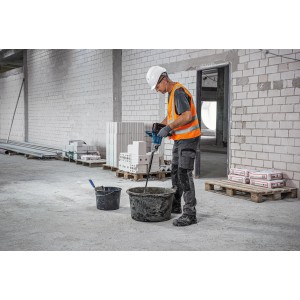 Handwerker mit Bosch Professional Rührwerk GRW 18V-160 beim Anrühren von Mörtel.