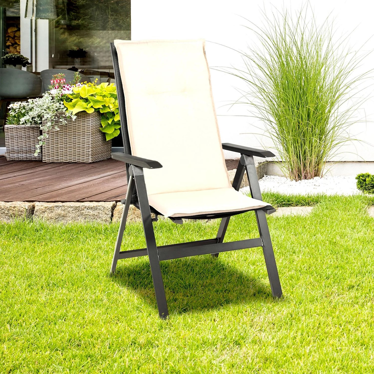 Beo Hochlehner-Sitzauflage Takume Cremeweiß im 2er-Set auf Gartenstuhl im Grünen.