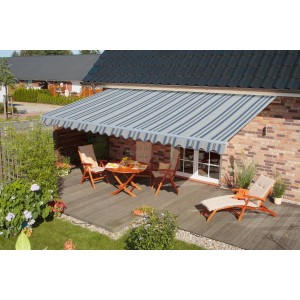 Halbkassettenmarkise Sky Klassik, 250x200 cm, blau-grau gestreift, montiert über einer Terrasse mit Gartenmöbeln.