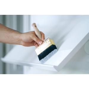 Flächenstreicher 100mm mit Chinaborsten beim Lackieren einer weißen Fläche.