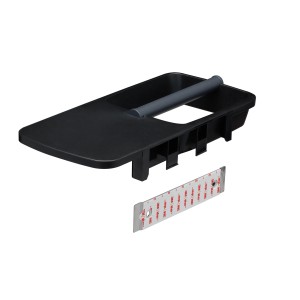 Schwarzer Tiger Tess Toilettenpapierhalter mit Ablage und Befestigungsmaterial.