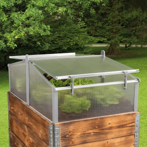 Transparentes Juwel Thermo-Frühbeet 115x75 cm auf Holzrahmen mit Salatpflanzen im Garten.