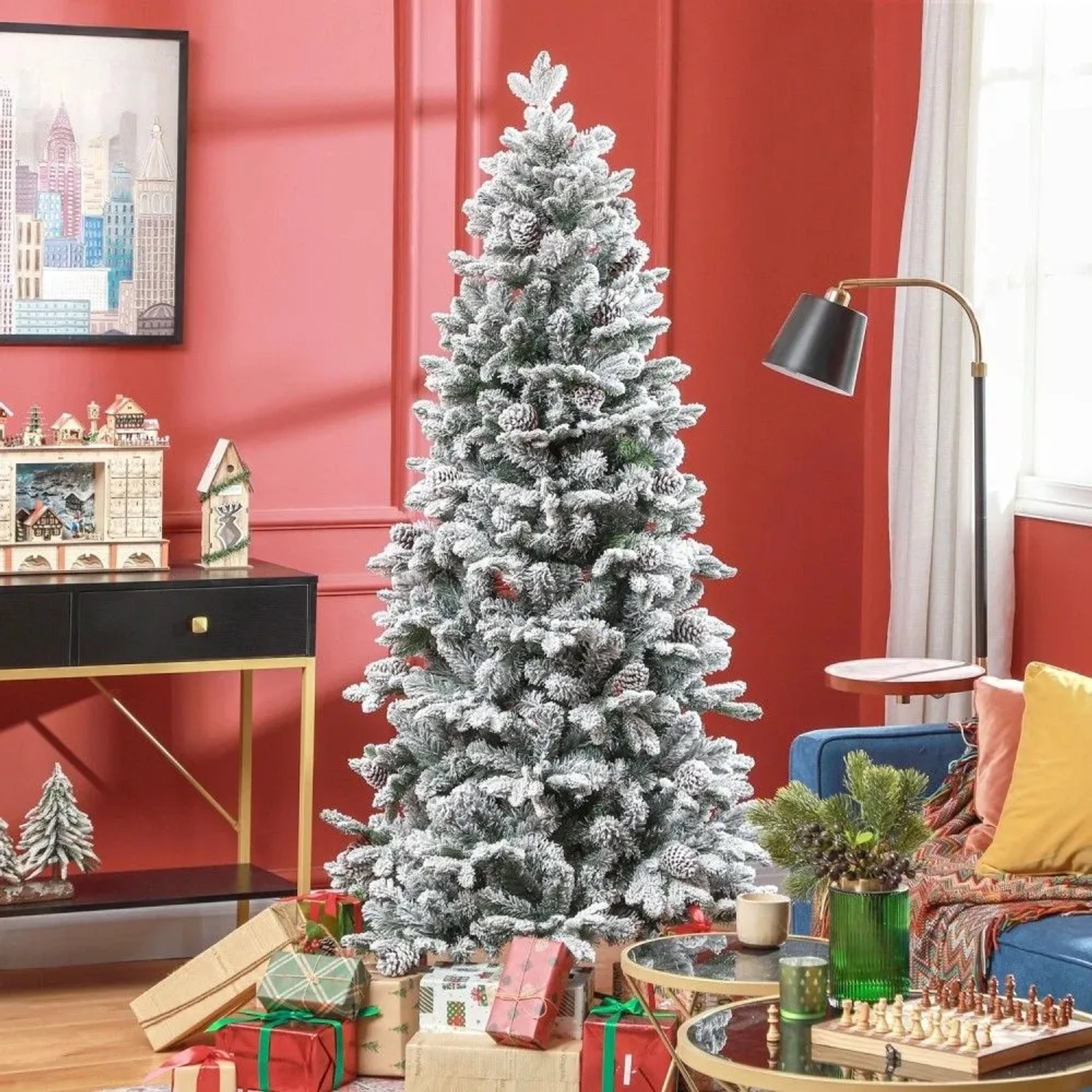 Künstlicher Weihnachtsbaum 180 cm hoch, mit Kunstschnee und Tannenzapfen, als festliche Weihnachtsdekoration.