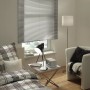 Gardinia Aluminium Jalousie, 110x175 cm, Silber, im Wohnraum am Fenster.