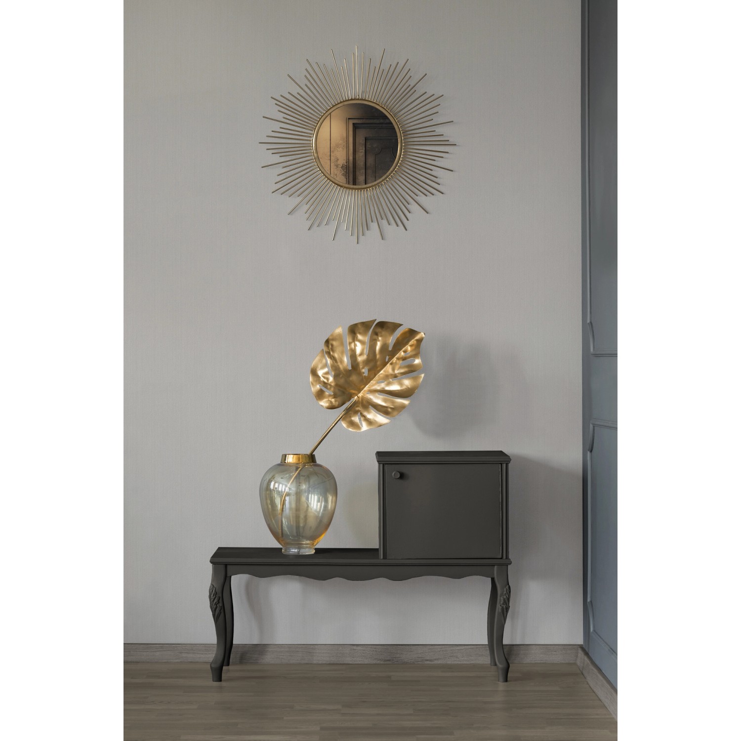 Beige Vliestapete Uni (FSC®) an grauer Wand mit Deko-Elementen wie Spiegel und Vase.