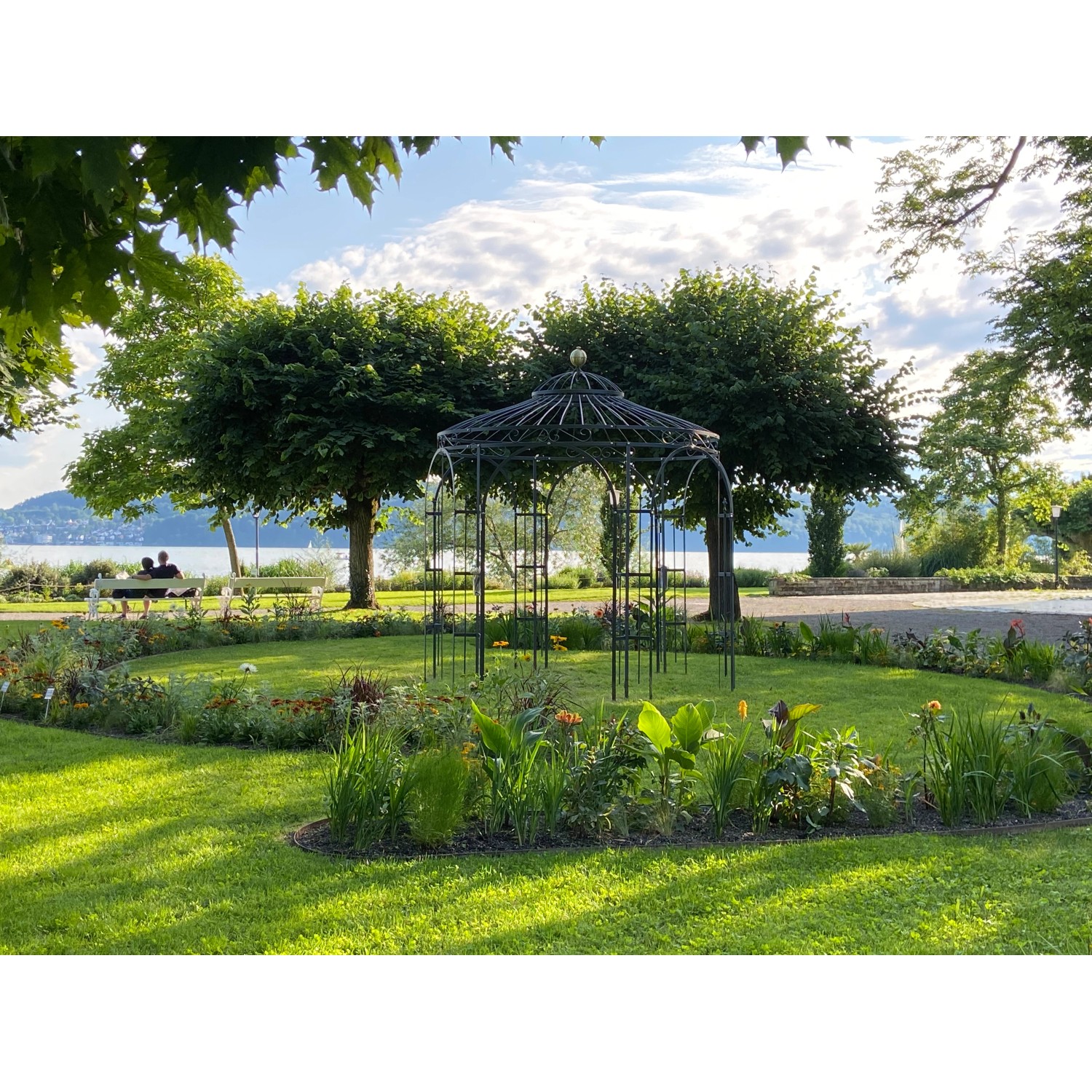Schwarzer Eleo Pavillon Milano aus Metall im Garten, pulverbeschichtet. Romantischer Rosenpavillon.